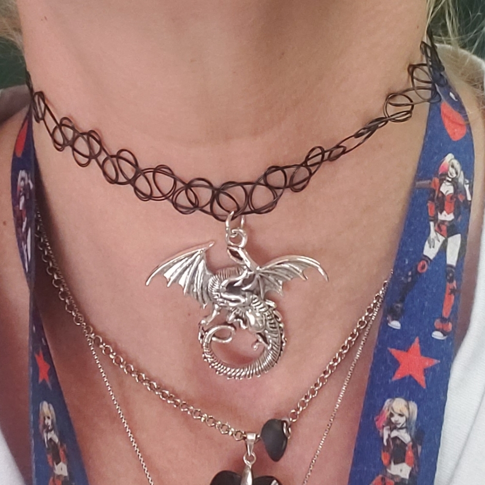⭐4/$20 Elastic choker with dragon pendant